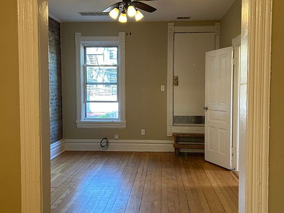 3rd image of 862 N Hermitage Ave #1R