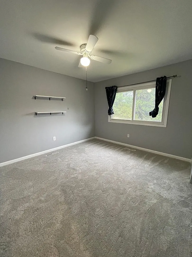 Spacious Family Home! Next Door To Amanda Arnold Elementary! — Photo 4