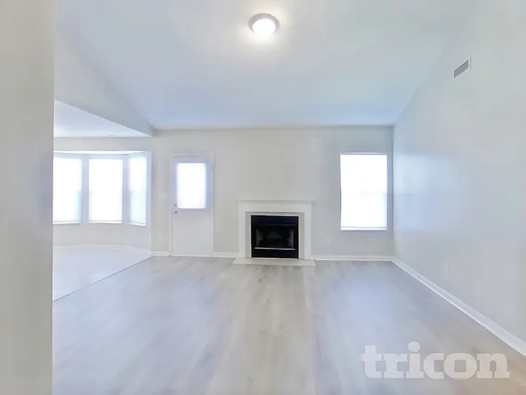 477 Yorktown Ln — Photo 3