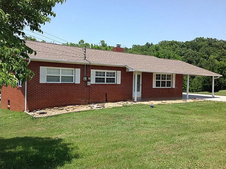 1905 Vickers Ln — Photo 2
