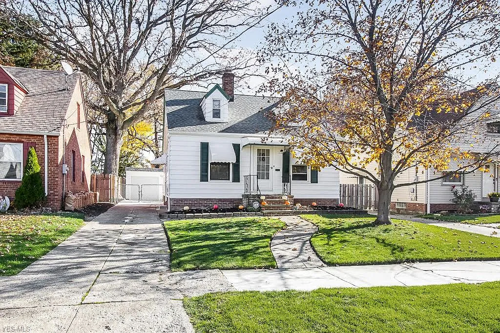 3955 Victory Blvd photo 1