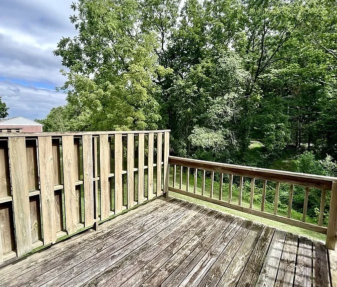 444 Tanglewood Ln — Photo 2
