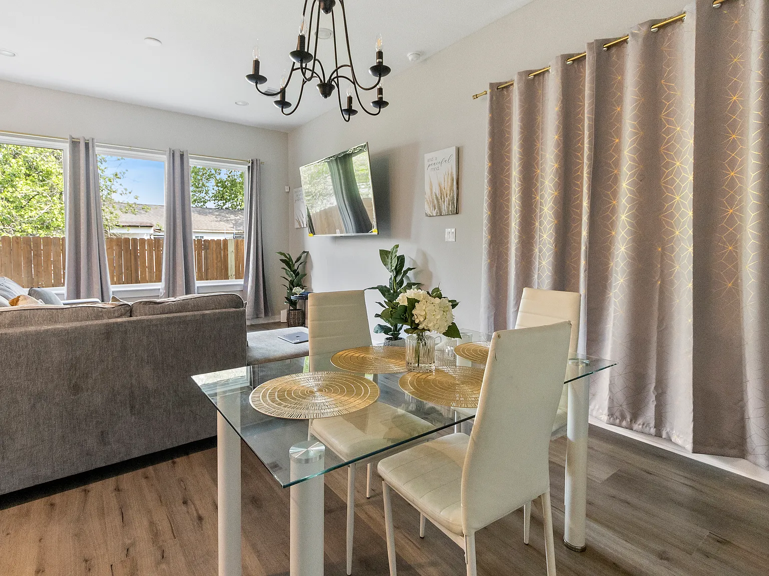 1 bed, 1.5 bath, 2129 sqft, $1,100 — Photo 2