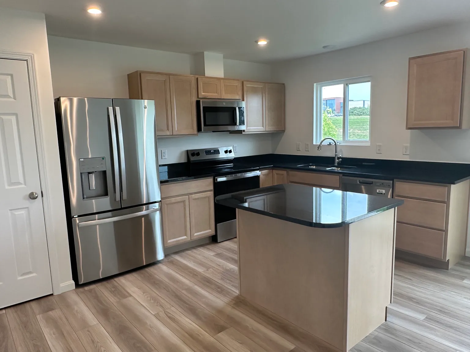 3 bed, 2.5 bath, 1427 sqft, $2,400 — Photo 4