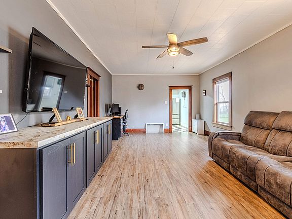 4th image of 305 Avenue D E