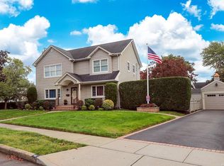 46 Briarcliff Dr, Merrick, NY 11566