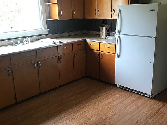 4th image of 429 Poplar St