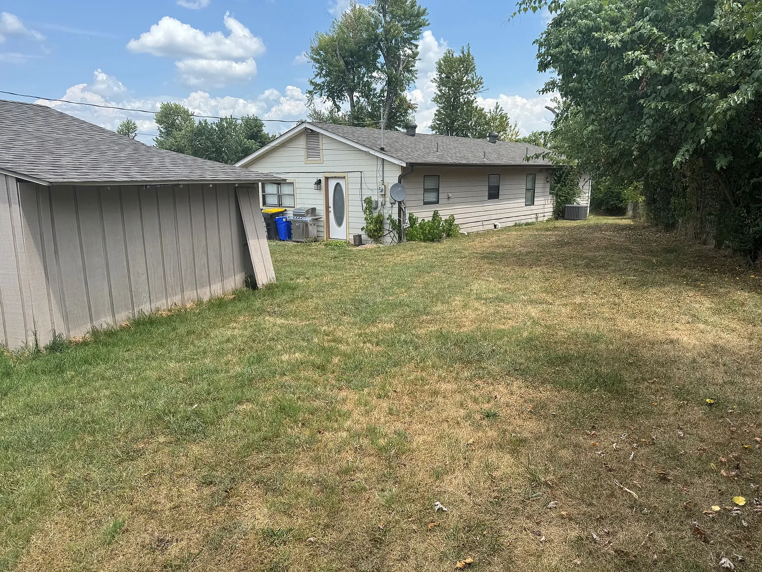 3 bed, 1.5 bath, 1300 sqft, $1,500 — Photo 3