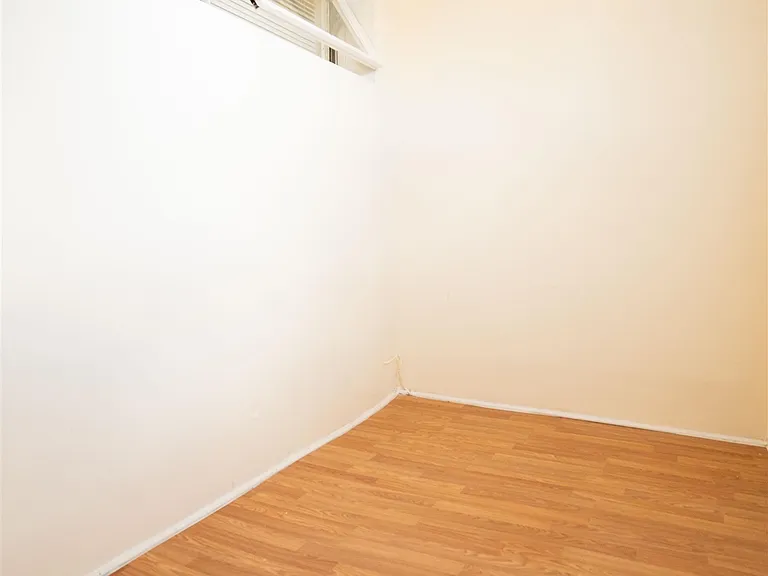 1037 Avenue C — Photo 4