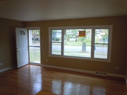 3rd image of 15446 Dearborn St