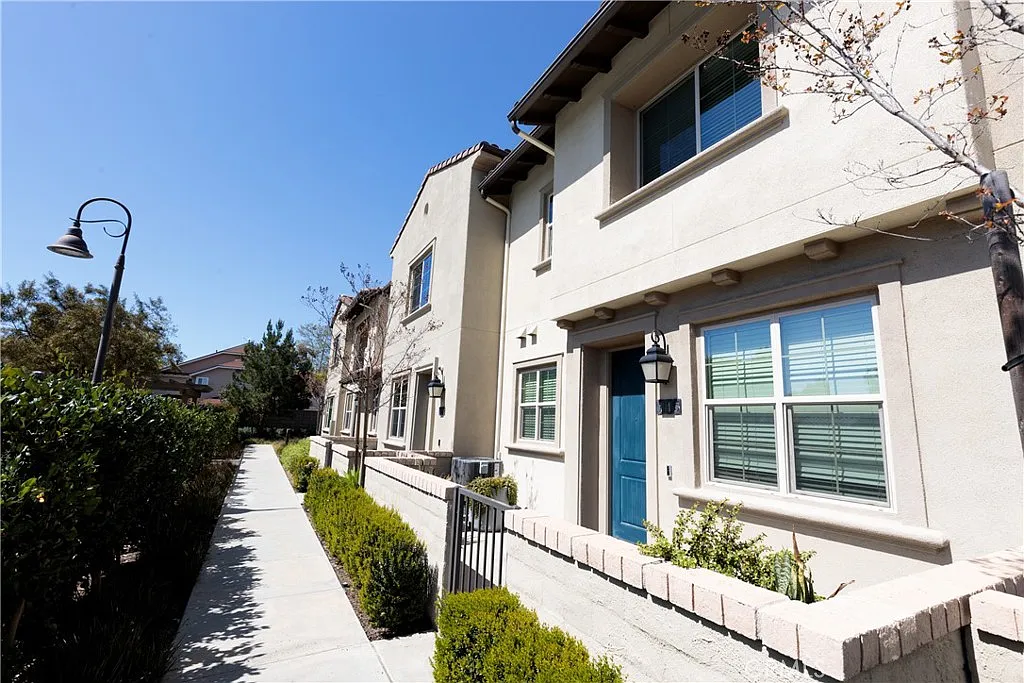 3 bed, 2.5 bath, 1344 sqft, $3,760 — Photo 1