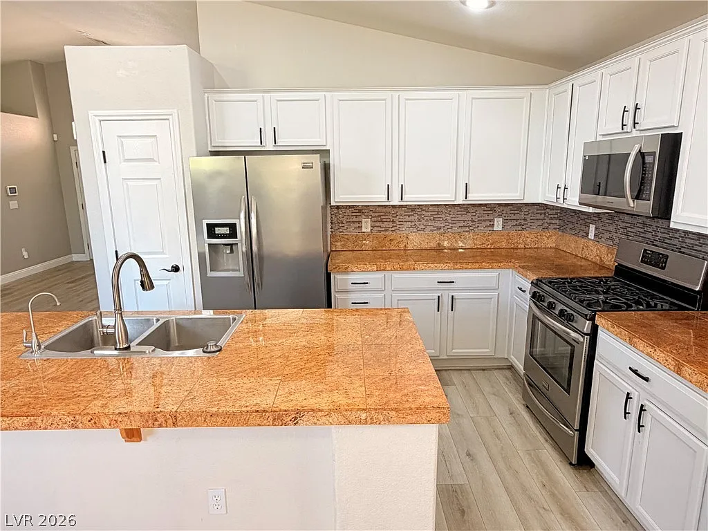 4 bed, 2.0 bath, 1814 sqft, $2,230 — Photo 4