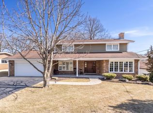 933 Lomond Dr, Mundelein, IL