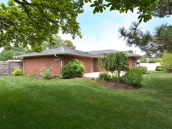3rd image of 775 Shawn Ln