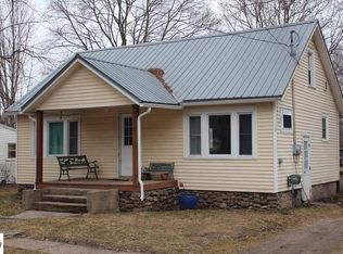 306 N 3rd St, Shepherd, MI 48883