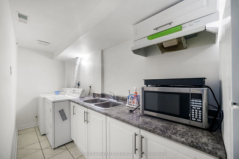 Toronto Townhouse for rent - 1 Bedroom — photo 8