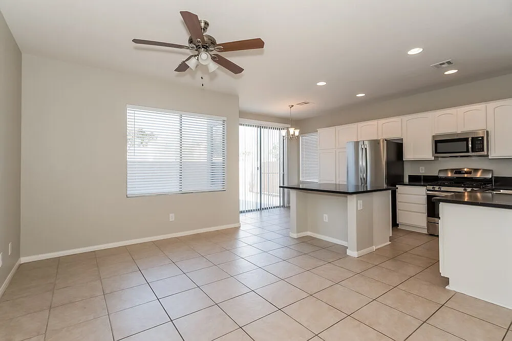 3 bed, 2.5 bath, 1590 sqft, $2,085 — Photo 4