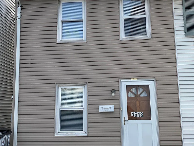 1518 Poplar St #ENIRE HOUSE — Photo 2