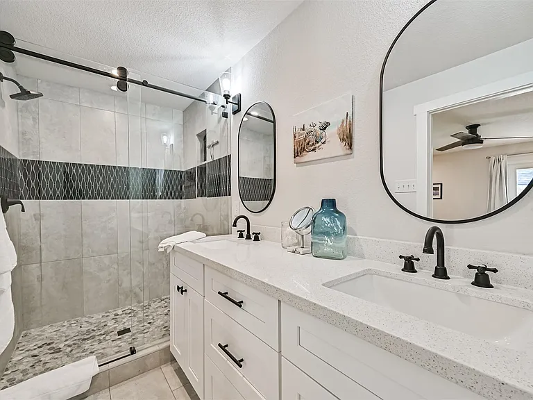 1615 Avenue L — Photo 24