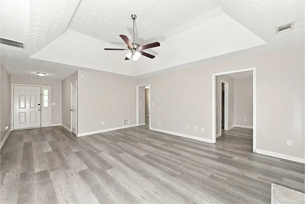 3 bed, 2.0 bath, 1683 sqft, $2,325 — Photo 4