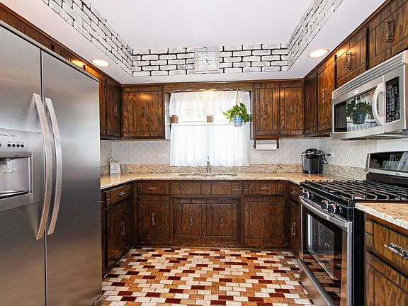 5th image of 13805 Tamarack Ln