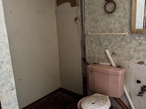 5th image of 1601 Alexander St