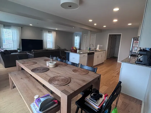 511 Bobby Ann Ct, Roselle, IL 60172