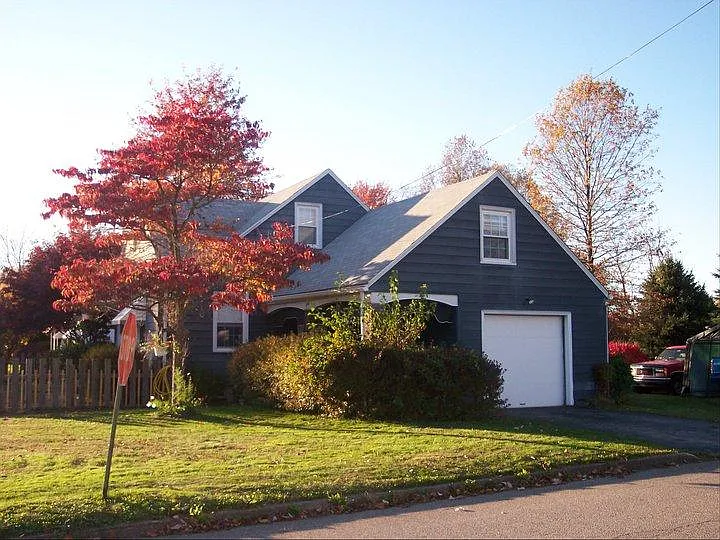 180 Gladstone St photo 1