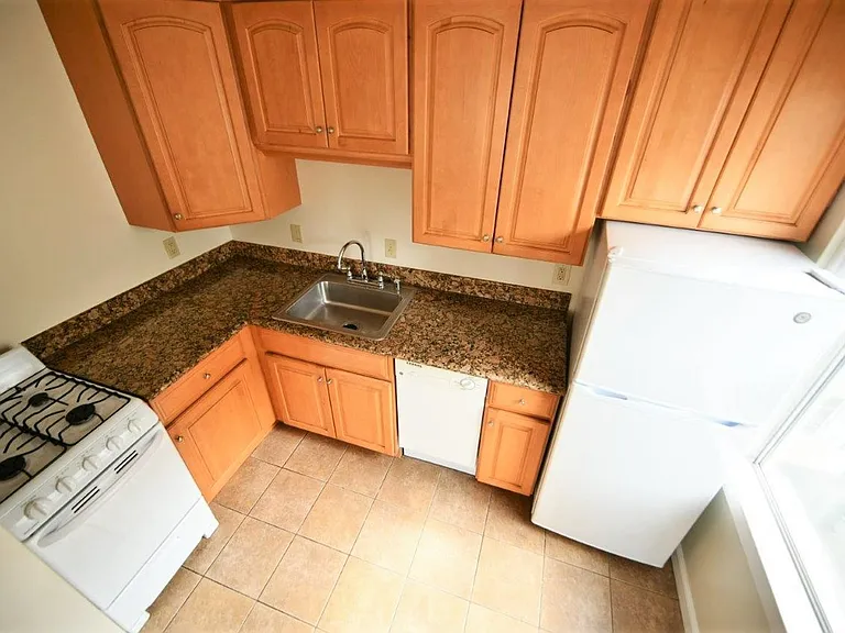 1458 Madison St — Photo 5