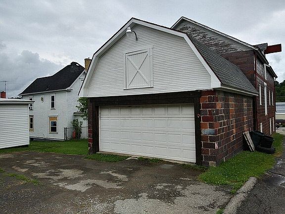 Unattached garage