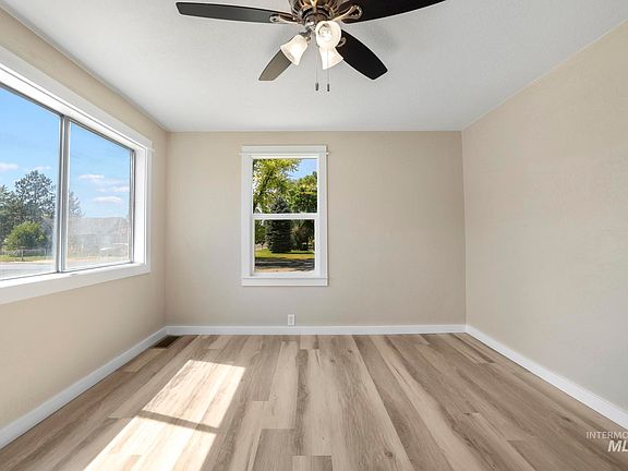 4th image of 234 13th Ave W