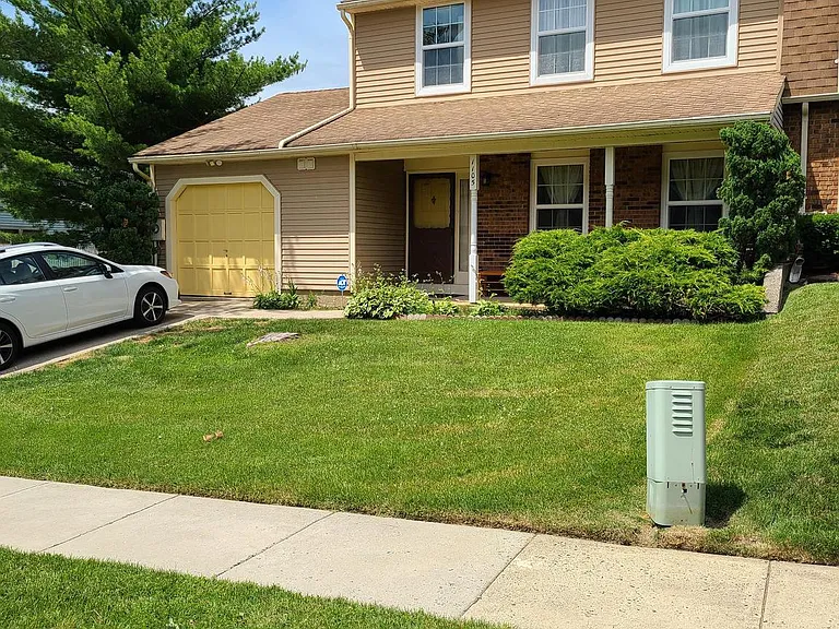 1105 Jonathan Ln — Photo 2