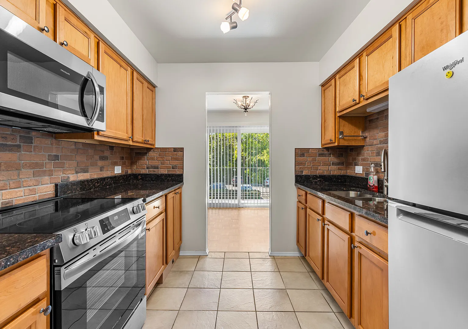 2 bed, 1.5 bath, 1022 sqft, $1,980 — Photo 3