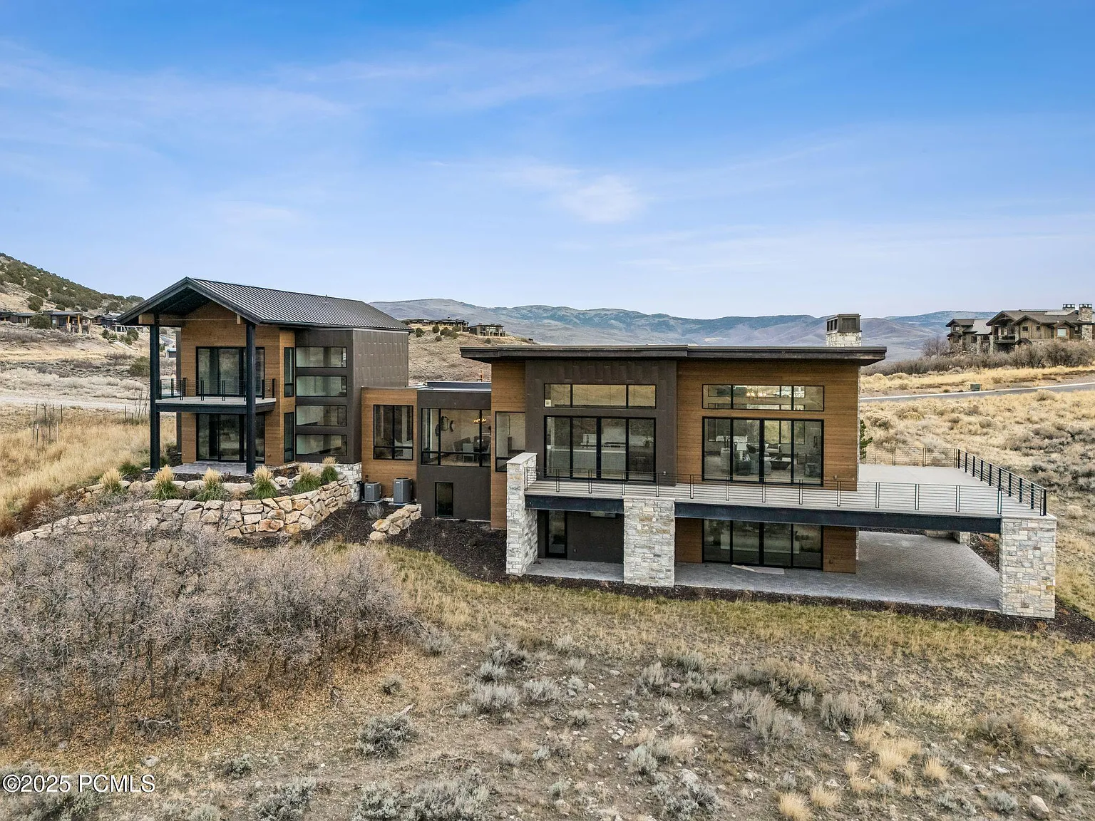 5 bed, 7.0 bath, 7637 sqft, $20,000 — Photo 2