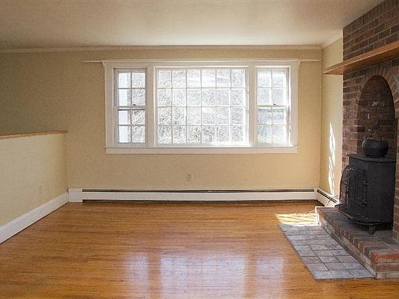 4th image of 218 Baxter Street