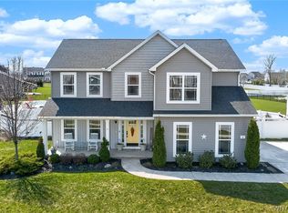 8 Weathersfield Ln, Lancaster, NY
