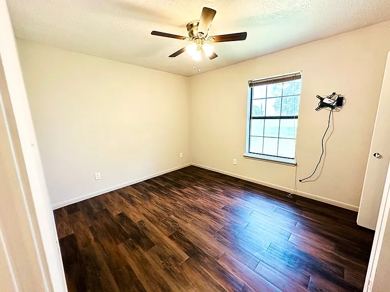 1470 FM 2712 — Photo 16
