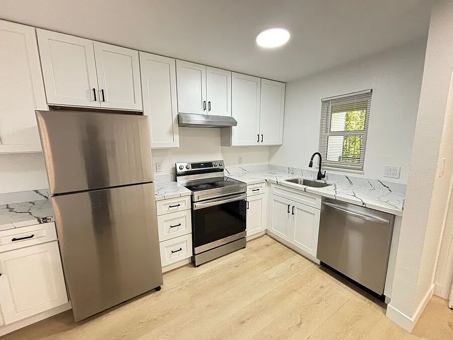 Remodeled two bedroom in great location. Garage parking included! — Photo 3
