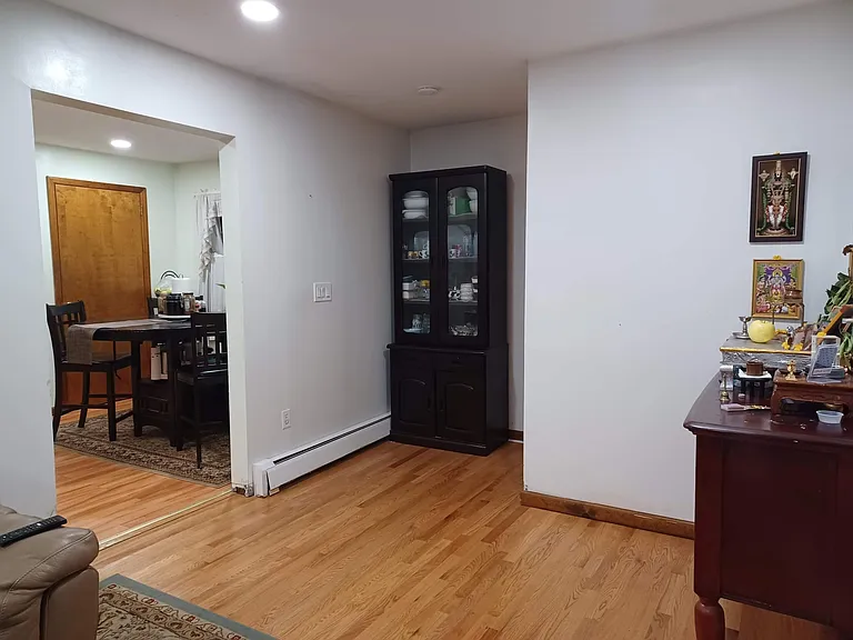 46 Middlesex Ave — Photo 3