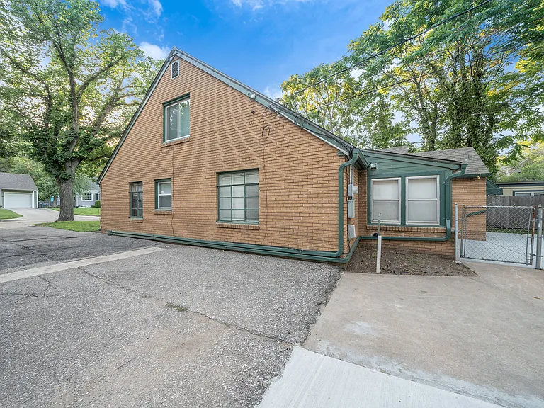 608 S Bluff Ave — Photo 25