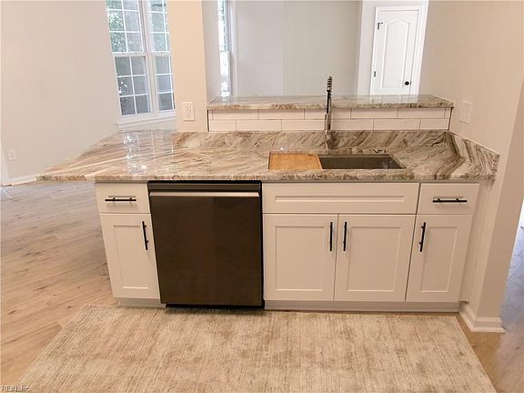 5th image of 824 Oak Springs Ct