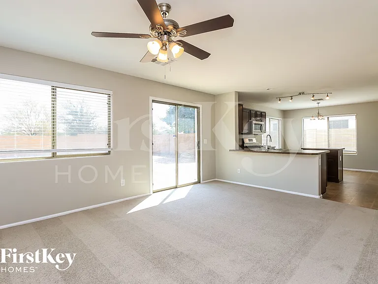 1422 E Penny Ln — Photo 3