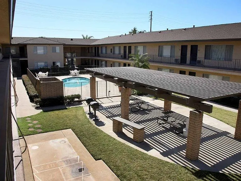 LA GRANADA APARTMENTS — Photo 5
