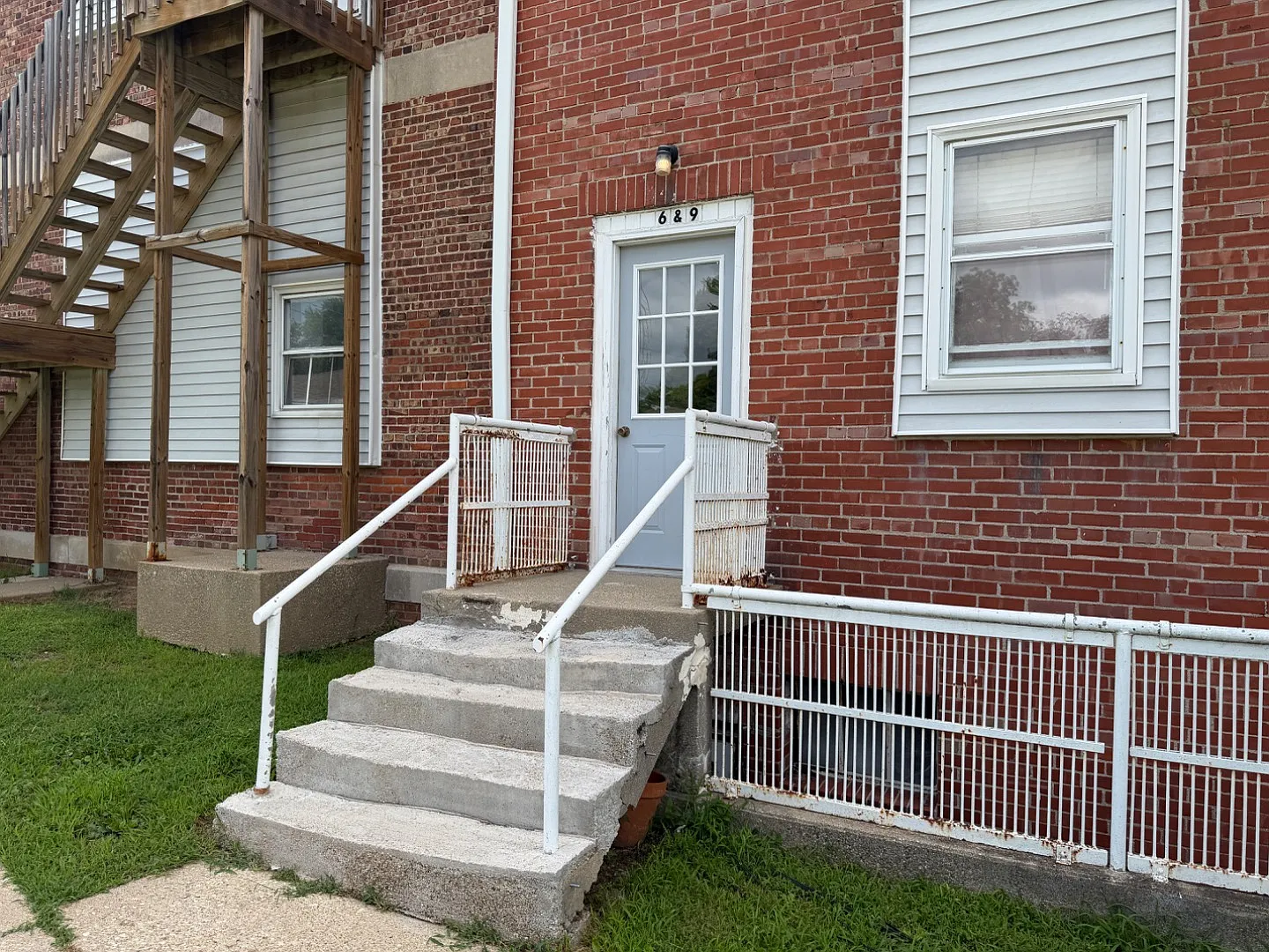 211 N Lincoln St - 6 — Photo 3