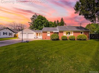 2751 Marlington Rd, Waterford, MI 48329
