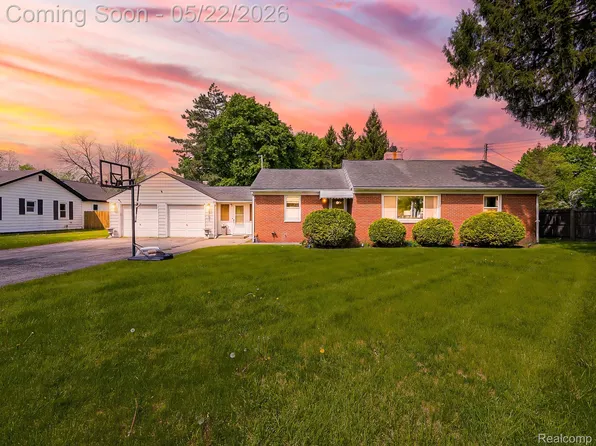 2751 Marlington Rd, Waterford, MI 48329