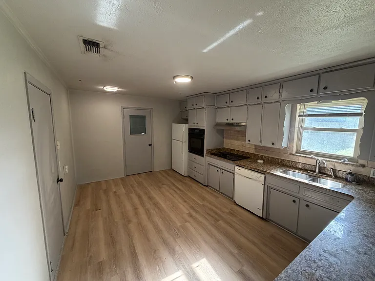 120 N Avenue C — Photo 6
