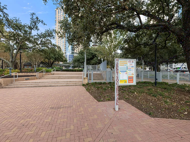 1810 Main Apartments — Photo 49