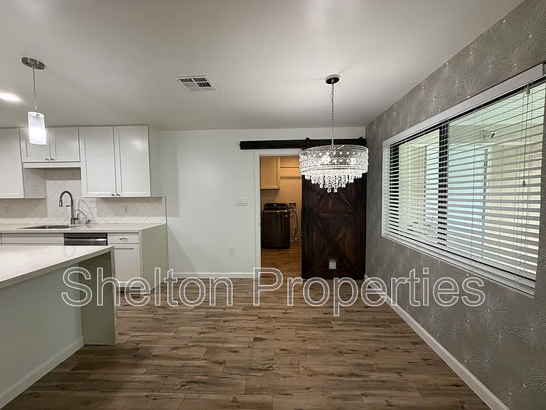2514 E Fairmount Ave — Photo 11