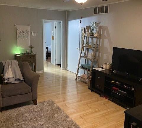 3rd image of 320 W Benton St
